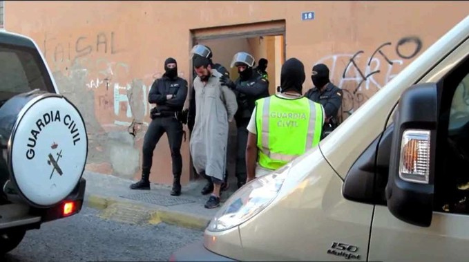 Guardia Civil fører en anholdt person ud