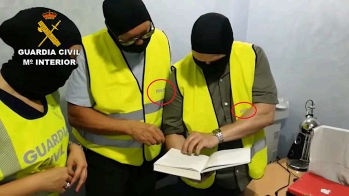 Guardia Civil undersøger dokumenter